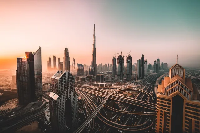 صعود قطاع العقارات الفاخرة في دبي والرياض: عوامل الجذب الاستثماري للمشترين الدوليين